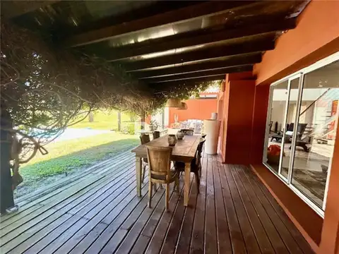 Laguna Blanca, Manantiales