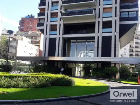 Maxima Categoria - Libertador 4444 - Piso Alto - 4 dorm en suite - 3 cocheras
