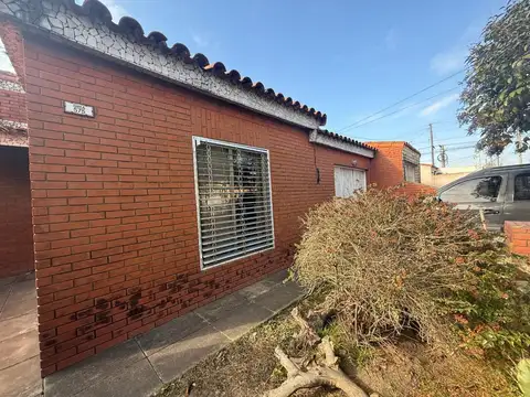 CASA 4 AMBIENTES VENTA HURLIGHAM PATIO PARRILLA