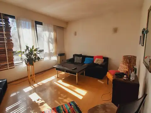 Venta Luminoso Piso Cuatro ambientes con Baulera, Barrio Norte