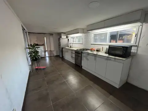 Casa 6 ambientes con 2 baños
