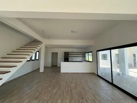 Casa en Alquiler con 6 cocheras