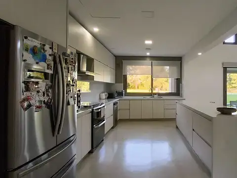 Casa 7 ambientes con 5 baños