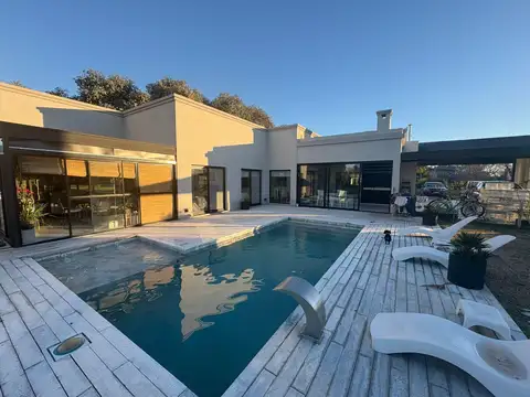 Casa 5 ambientes con 3 baños