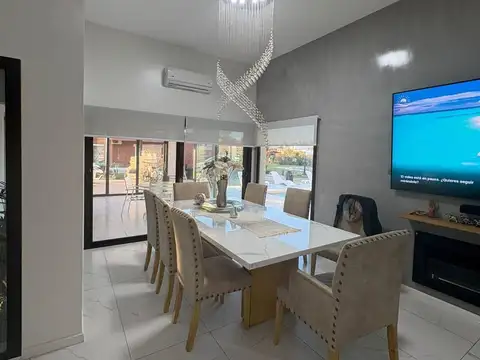 Casa en Venta con 6 cocheras