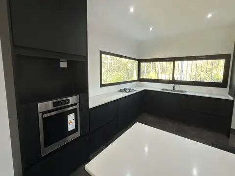 Casa 7 ambientes con 4 baños