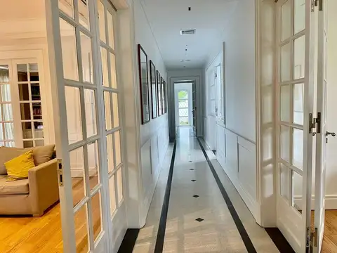 Casa en Alquiler con 2 cocheras