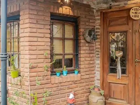 CASA EN VENTA EN CASTELAR CON UN ESTILO Y UBICACION UNICA