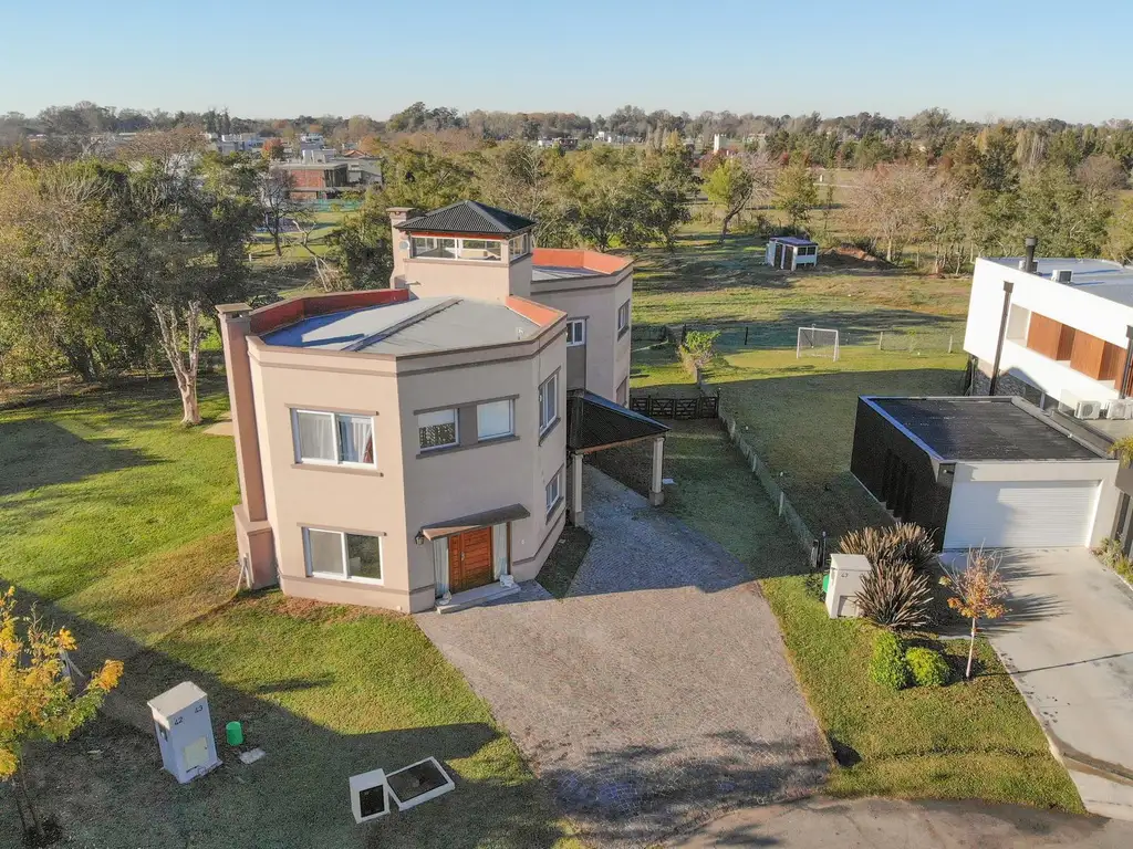 Casa en Venta - 4 dormitorios - USD 460.000