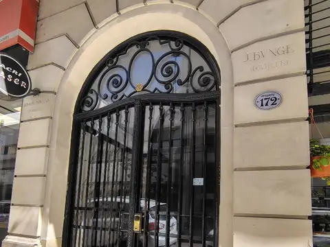 2 AMBIENTES EN EDIFICIO DE ESTILO - APTO PROFESIONAL - 7° PISO c/pequeo PATIO - ARQ. BUNGE