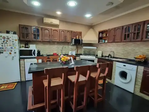 VENTA CASA 4 AMBIENTES LOMAS DE ZAMORA CON COCHERA QUINCHO PATIO