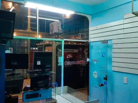 Local en galería sobre importante avenida