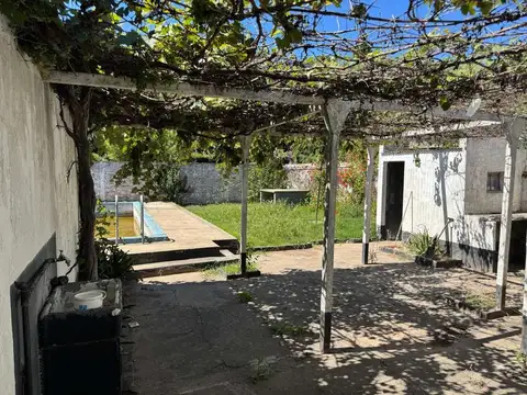 CASA 2 DORM. - 1 BAÑO - CON LOCAL - LOBOS