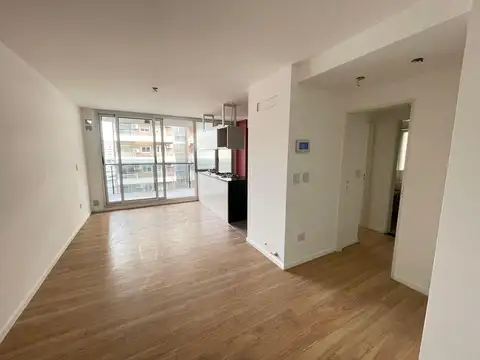 Semipiso al frente con balcón.