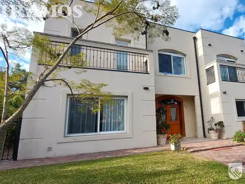 APT CREDITO. GRAN CALIDAD. MUY AMPLIA. LOTE 1.212 m2.