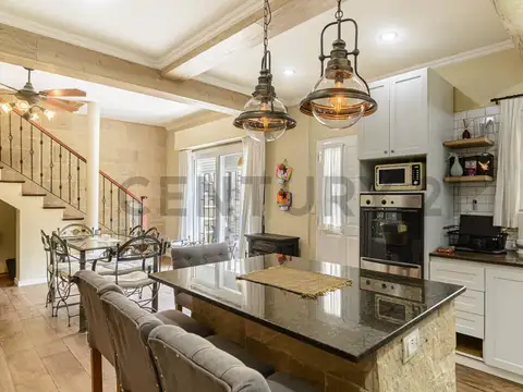 Casa renovada con pileta en lo mejor de Ballester