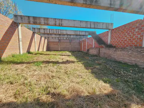 Terreno en Fisherton con estructura de material tipo galpon, a metros de Newbery