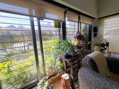 VENTA CASA en  CASTELAR 4 AMBIENTES - PILETA  PARQUE y QUINCHO- APTA CREDITO-