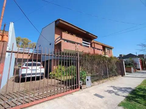 VENTA CASA en  CASTELAR 4 AMBIENTES - PILETA  PARQUE y QUINCHO- APTA CREDITO-
