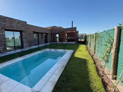 CASA DE CATEGORÍA EN VENTA en B° Gran Boedo - Luján de Cuyo - ID275709