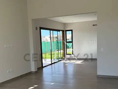 Casa 6 ambientes con 2 baños