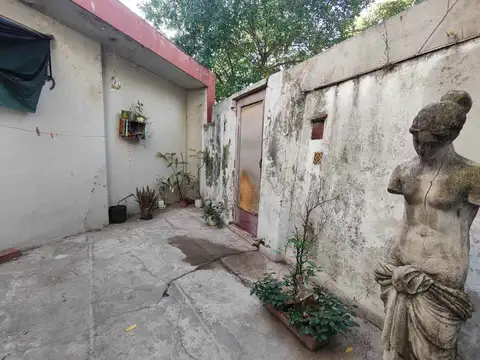 CASA EN VENTA CON LOCAL Y PATIO  EN VILLA URQUIZA 