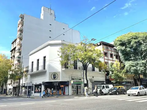 Edificio Entero, con locales en Esquina Congreso