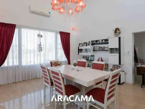 Casa en Venta con 4 cocheras