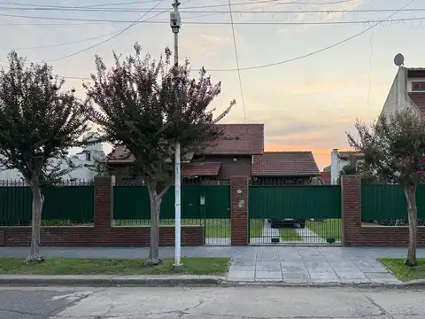 CASA DE 4 AMB EN DOBLE LOTE + DPTO 3 AMBIENTES