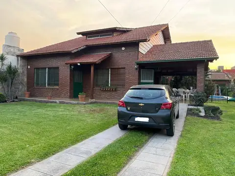 Casa en Venta con 3 cocheras