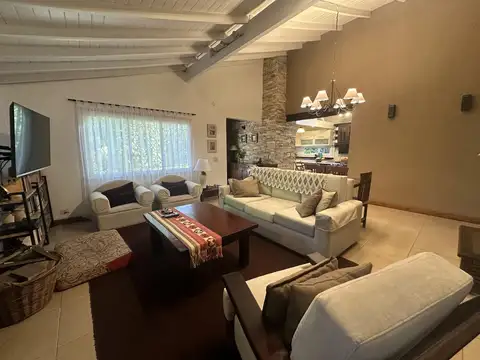 Casa 6 ambientes con 4 baños