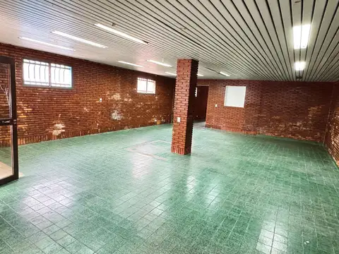 Local comercial en alquiler de 180 Mts totales.