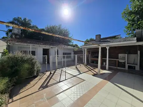 CASA 5 AMBIENTES EN VENTA EN LANUS COCHERA