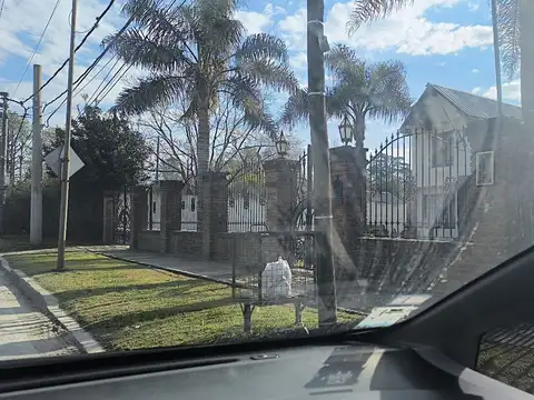 Casa 6 ambientes con 2 baños