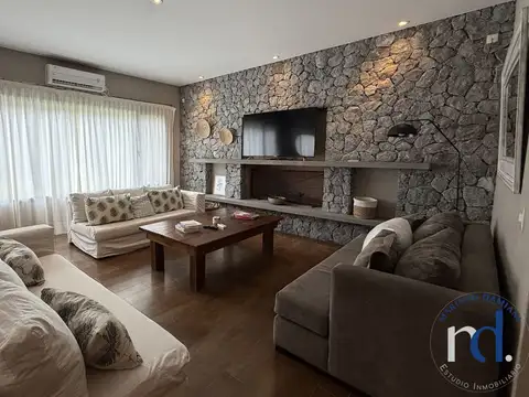 Casa 5 ambientes con 4 baños