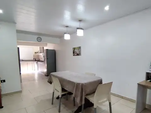 Casa 6 ambientes con 2 baños