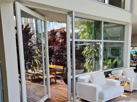 Casa 6 ambientes con 5 baños