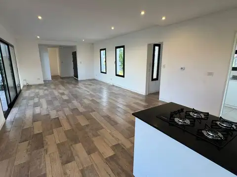 VENTA DE HERMOSA CASA COMPUESTA POR 4 AMBIENTES EN EL BARRIO SANTO TOMAS PILAR