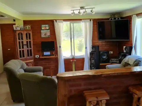 Casa 6 ambientes con 2 baños