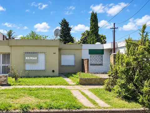VENTA - CASA 4 AMBIENTES CON JARDÍN - CAMPANA