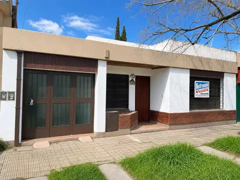 VENTA CASA 2 DORMITORIOS FONDO LIBRE MERLO