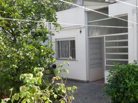 Casa lote propio de 3 ambientes con jardin y cochera al frente en villa lugano