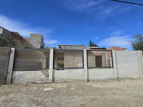 TERRENO CON MEJORA A TERMINAR EN VENTA LOS TRES PINOS