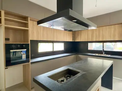 Casa 4 ambientes con 4 baños