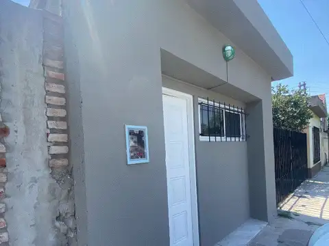 Departamento dos ambientes con pequeño patio,  ingreso independiente