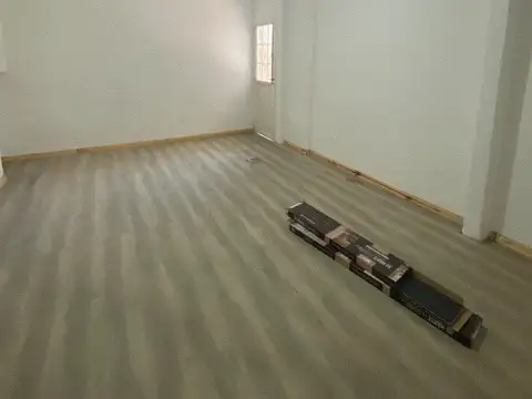 Departamento dos ambientes con pequeño patio,  ingreso independiente