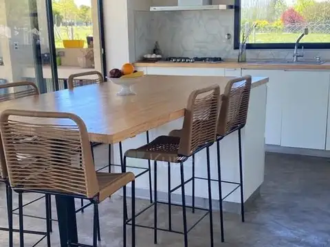 Casa 4 ambientes con 2 baños