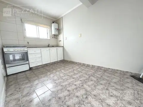 P.H primer piso por escalera. Guido y Rawson. Al frente. 3 ambientes. Reciclado