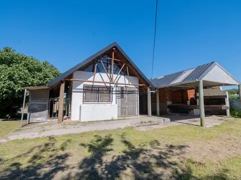 CASA ESTILO CABAÑA  BARRIO LOS CONQUISTADORES