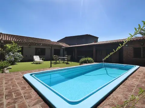Venta - Casa 4 ambientes con pileta - Cuidad Evita